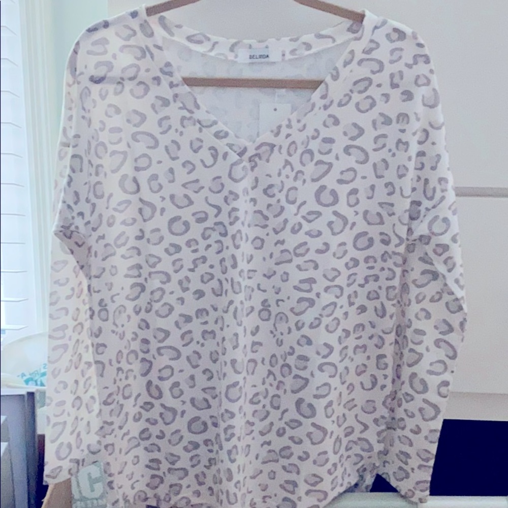 Super soft leopard tee, vneck, NWT